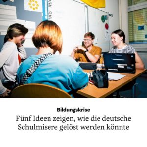 Um einen Arbeitstisch sitzen ein Lernbegleiter und drei Schülerinnen der Universitätsschule Dresden und lachen.  Text im Bild: "Bildungskrise. Fünf Ideen zeigen, wie die deutsche Schulmisere gelöst werden könnte."